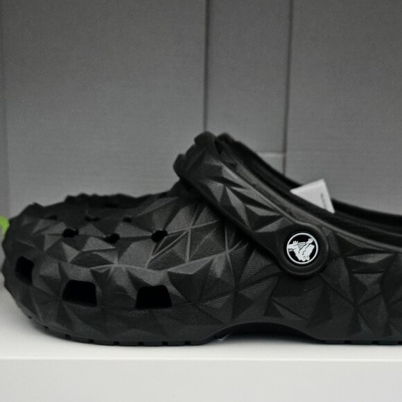 Crocs Classic Clog Unisex Black Women 6 Men 4 Geometric Shoes 209563-001 New - Picture 4 of 7